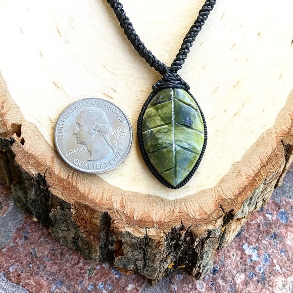 Sold macrame carved leaf serpentine necklace - Picture 3 of 8